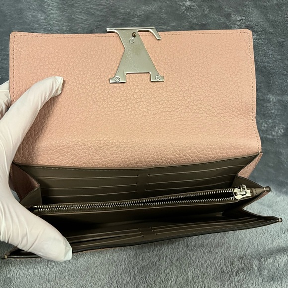 LOUIS VUITTON CAPUCINES WALLET - Picture 14 of 17